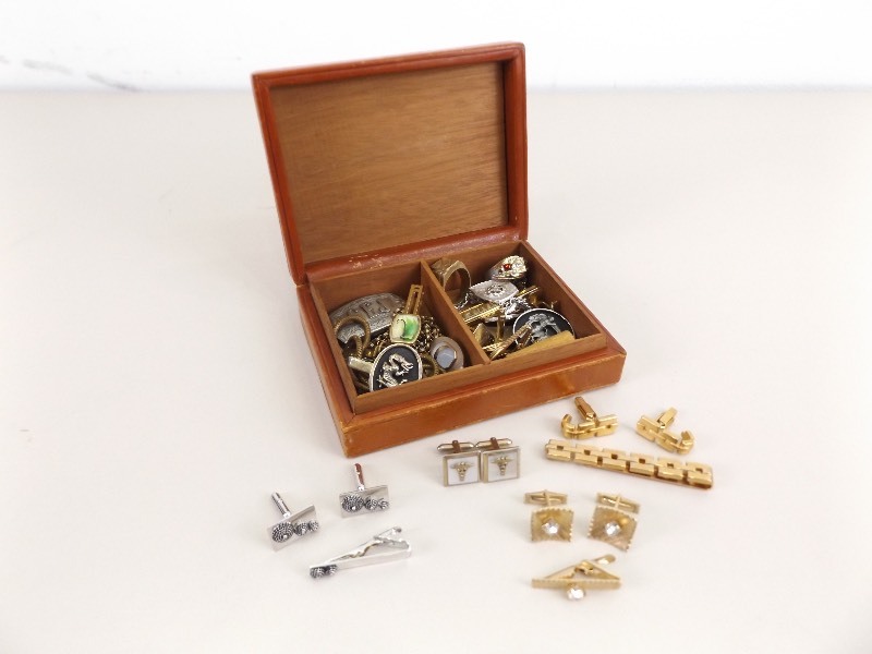 lot 149 image: Vintage Mens Jewelry in Box
