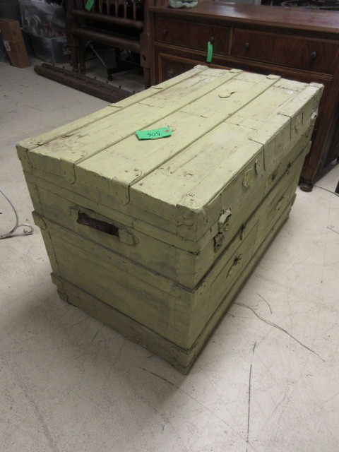 lot 506 image: GREEN STEAMER TRUNK