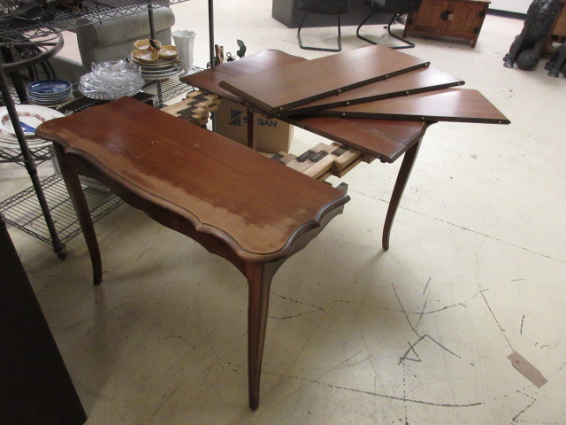 lot 513 image: UNIQUE EXTENSION DINING ROOM TABLE