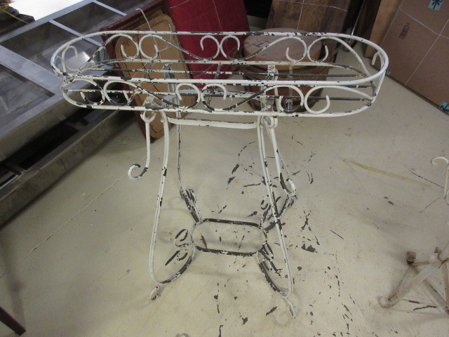 lot 516 image: 3 ROD IRON PIECES
