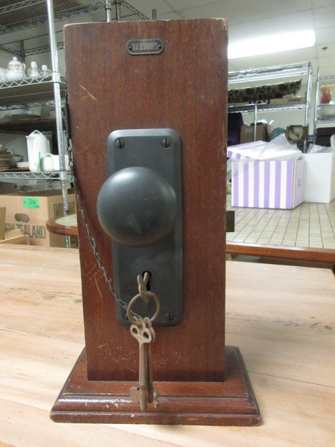 lot 528 image: BARROWS VINTAGE SALESMAN SAMPLE DOOR LOCK