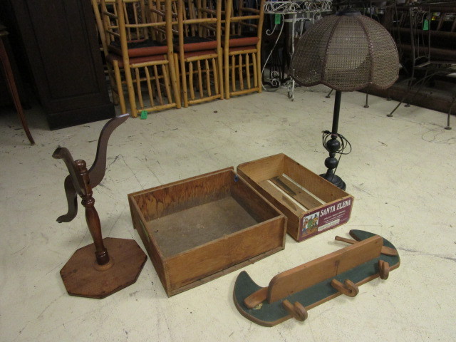 lot 520 image: MISC HOME DECOR