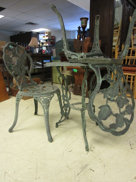 lot 522 image: ROD IRON TABLE WITH CHAIRS
