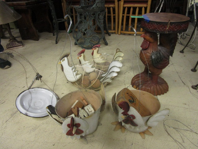 lot 524 image: ROOSTER TABLE AND DECOR