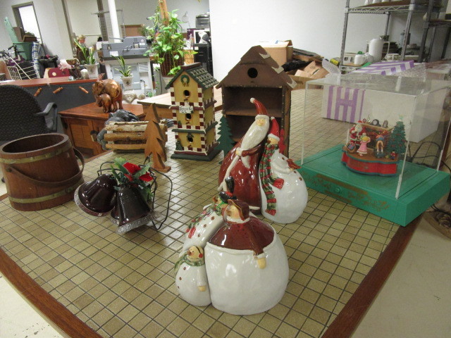 lot 527 image: MISC HOLIDAY DECOR