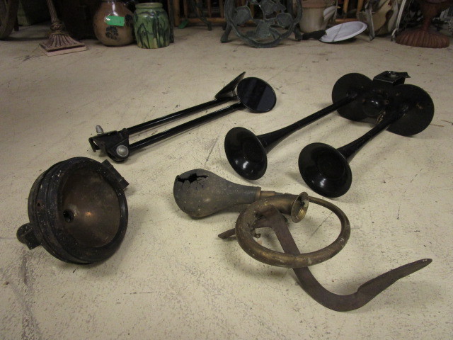 lot 532 image: ANTIQUE CAR PARTS