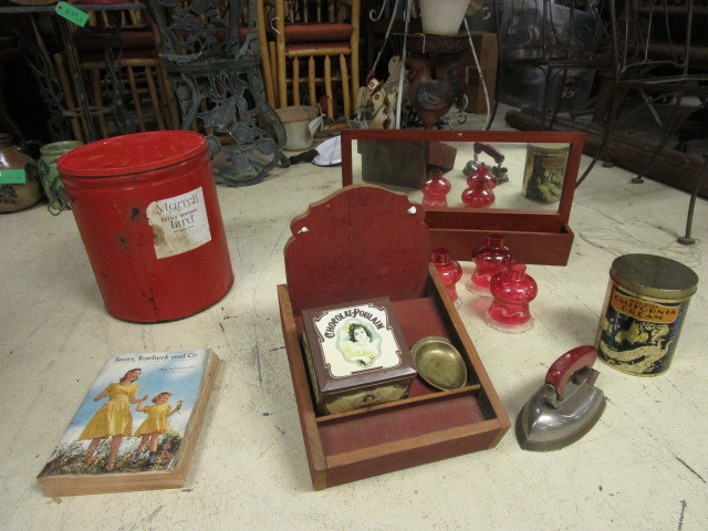 lot 533 image: GROUP OF MISC HOME DECOR