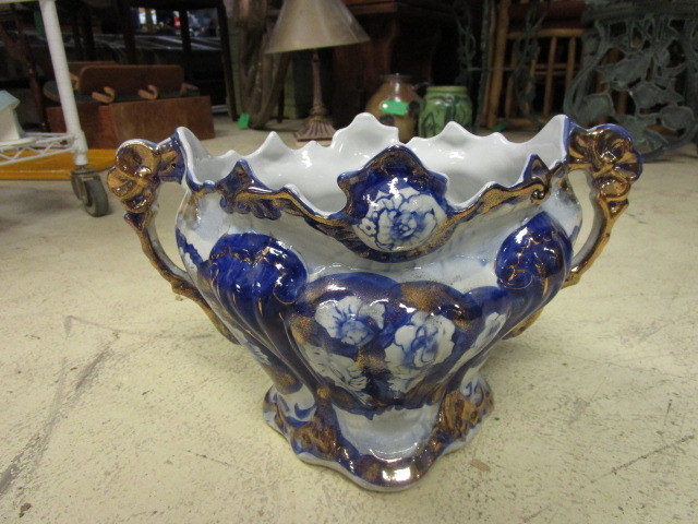 lot 534 image: BLUE AND GOLD PORCELAIN ACCENT PIECE