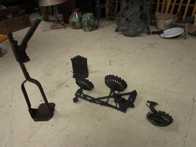 lot 539 image: CAST IRON DECOR AND BOTTLE CAPPER