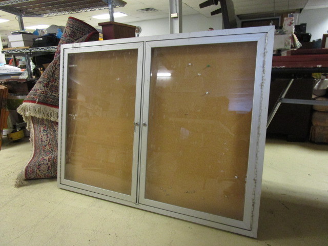 lot 541 image: QUARTET LOCKING DISPLAY CASE