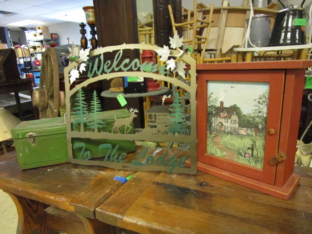 lot 548 image: WELCOME SIGN AND MISC HOME DECOR