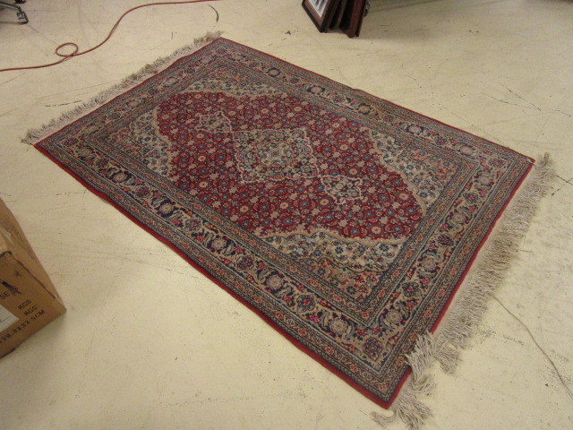 lot 566 image: ORIENTAL RUG