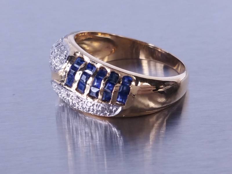 Blue Sapphire and Diamond Ring in 18k Yellow Gold