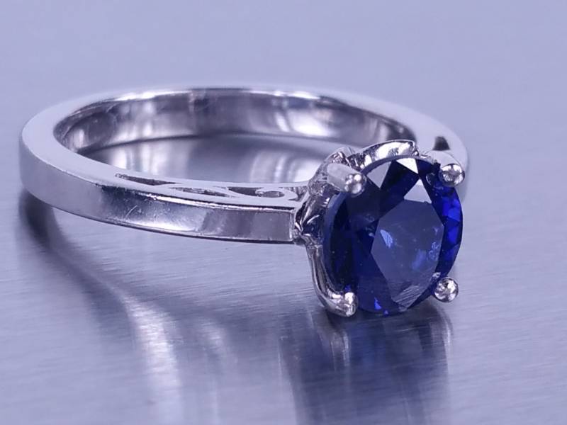 Gorgeous Vivid Blue Sapphire Ring set in Platinum