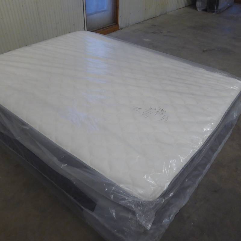 lot 4 image: Brand New Simmons BeautySleep Reflecting Pool Firm Queen Mattress
