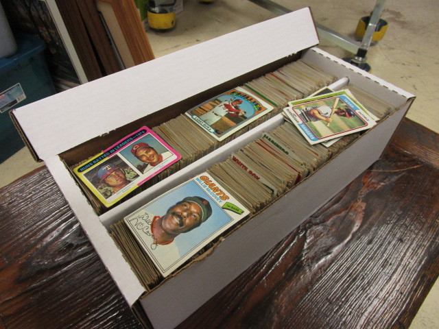 lot 702 image: MORE THAN 1200 VINTAGE BASEBALL CARDS