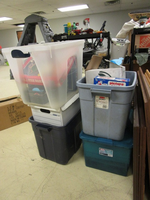 lot 706 image: MORE THAN 15,000 CARDSSETSBINDERS, ETC
