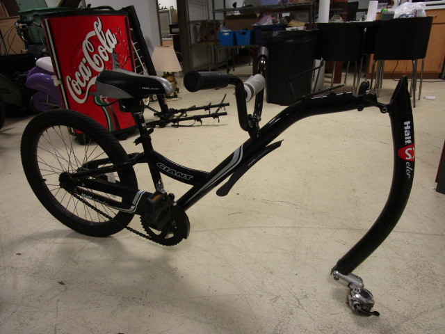 lot 712 image: PULL-BEHIND BICYCLE