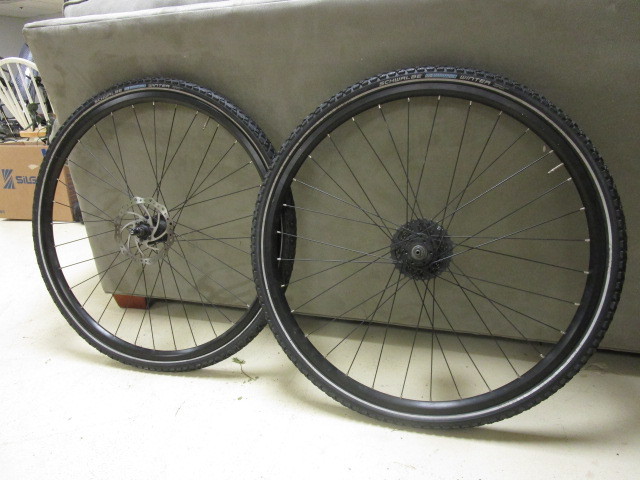 lot 715 image: WINTER BICYCLE TIRES