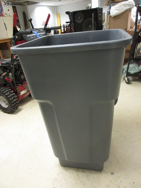 lot 742 image: RUBBERMAID ROLLING COVERED BIN