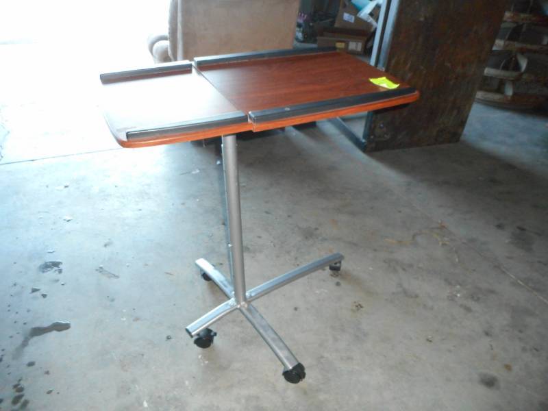 lot 9 image: Hospital Rolling Tray Table