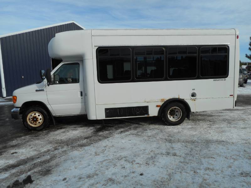 lot 1 image: 2006 Ford Econoline 450 Super Duty Bus