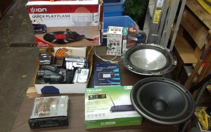 lot 8 image: Assorted Electronics