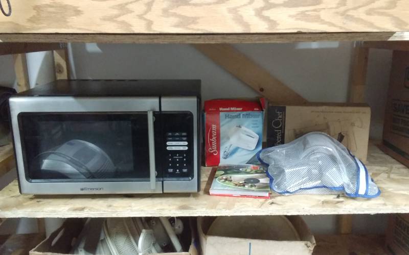 lot 9 image: Emerson Microwave, Pampered Chef Cookie Press, Hand Mixer, More
