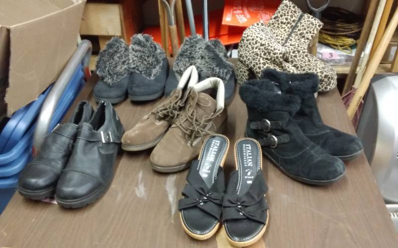 lot 11 image: Size 10-12 and 11 Womens Shoes