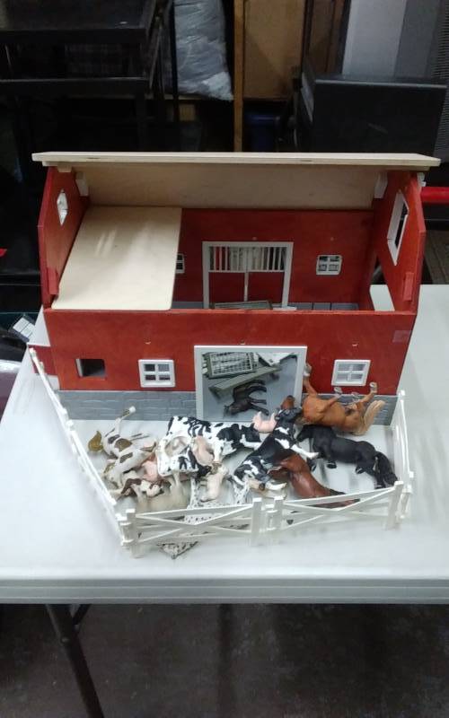 lot 54 image: Schleich Horses, Farm Animals & Barn