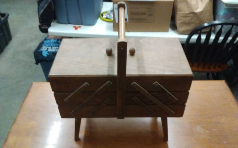 lot 28 image: Vintage Sewing Box With Notions