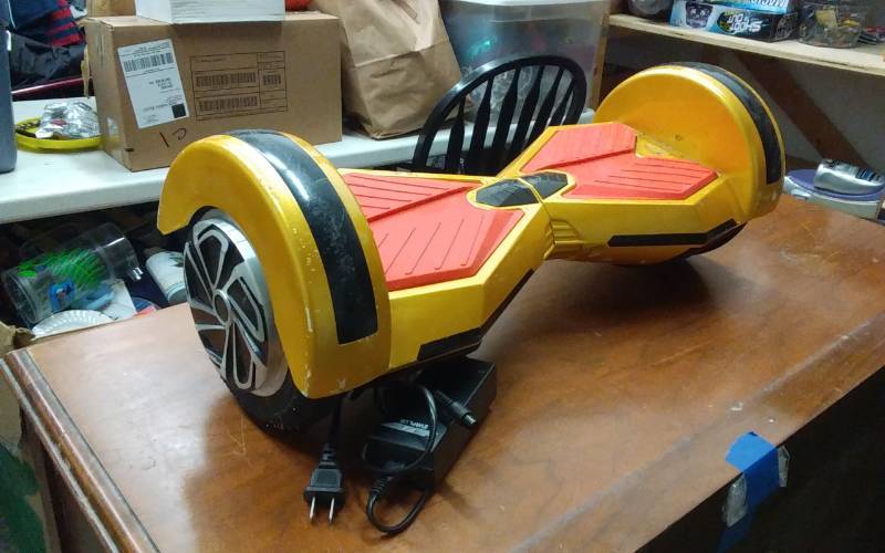 lot 29 image: Hoverboard With Charger (Powers Up)