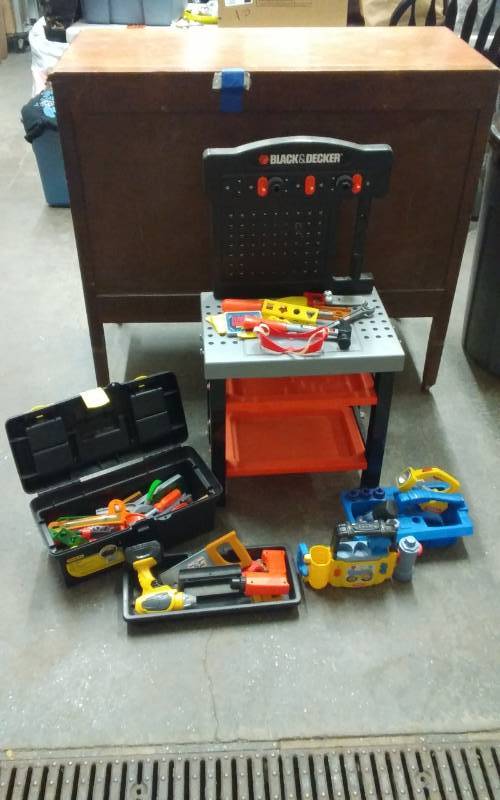 lot 30 image: Play Tools & Work Bench