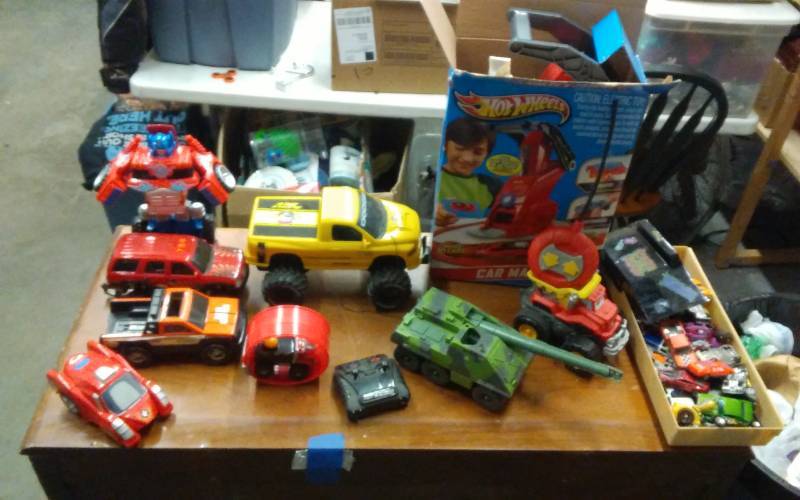 lot 34 image: Large Lot Of Assorted Cars & Trucks