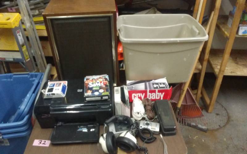 lot 48 image: Cry Baby Foot Pedal & Other Electronics