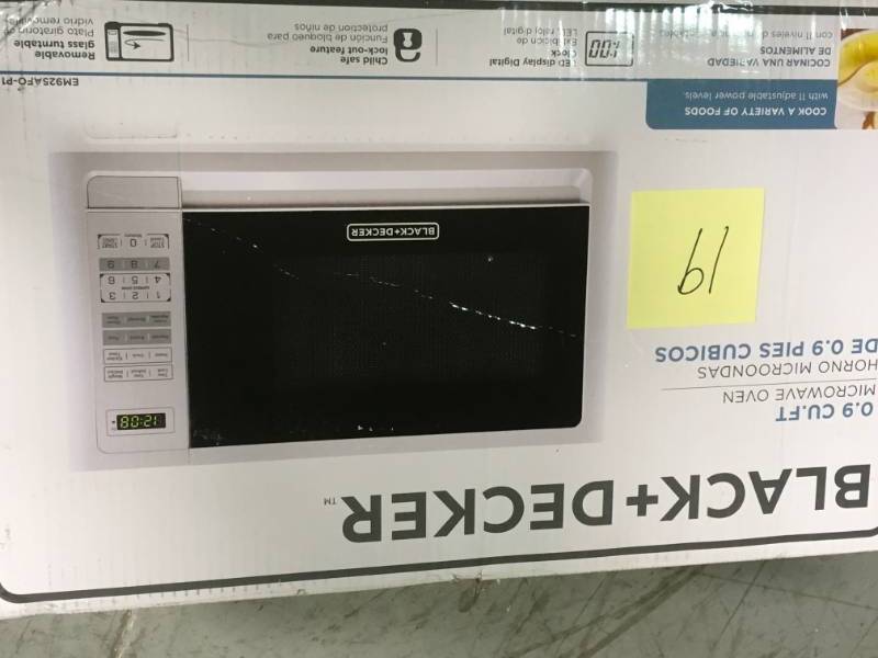 lot 19 image: Black Decker 0.9cu FT 900watt Microwave Oven Stainless Steel open box in like new condition