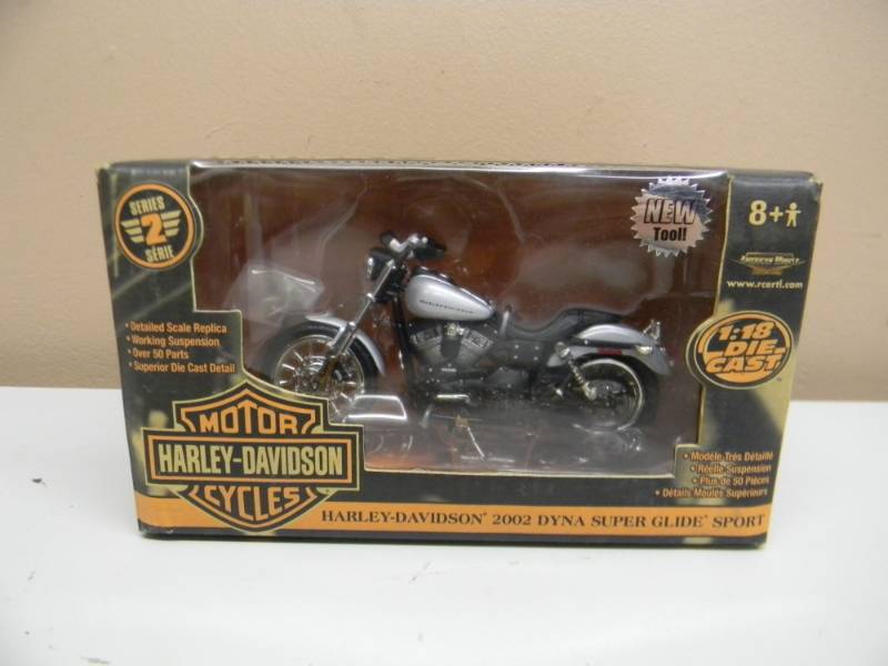 lot 1 image: RACING CHAMPIONS HARLEY-DAVIDSON 2002 DYNA SUPER GLIDE 118 DIE CAST - STILL IN BOX - SEE PICTURES