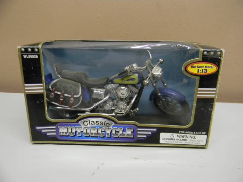 lot 4 image: CLASSIC MOTORCYCLE 113 SCALE DIE CAST METAL MODEL - STILL IN BOX - SEE PICTURES