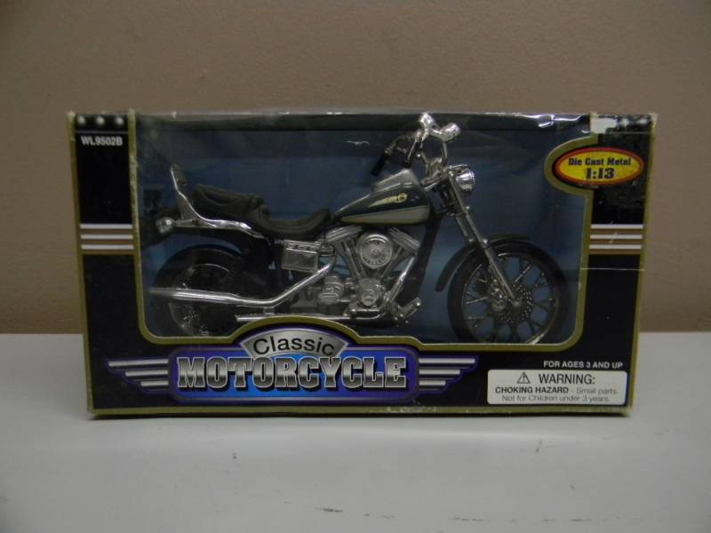 lot 6 image: CLASSIC MOTORCYCLE 113 SCALE DIE CAST METAL MODEL - STILL IN BOX - SEE PICTURES