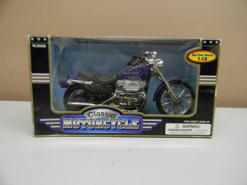 lot 7 image: CLASSIC MOTORCYCLE 113 SCALE DIE CAST METAL MODEL - STILL IN BOX - SEE PICTURES