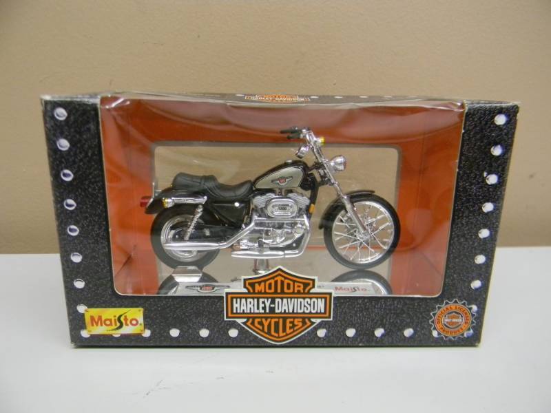 lot 8 image: MAISTO 118 SCALE DIE CAST METAL1200C SPORTSTER MODEL - STILL IN BOX - SEE PICTURES