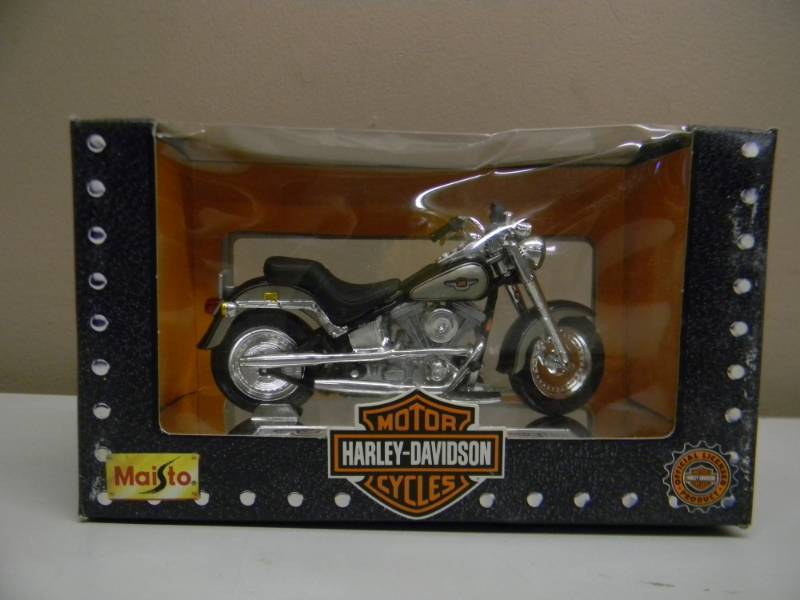lot 10 image: MAISTO 118 SCALE DIE CAST METAL FAT BOY MODEL - STILL IN BOX - SEE PICTURES