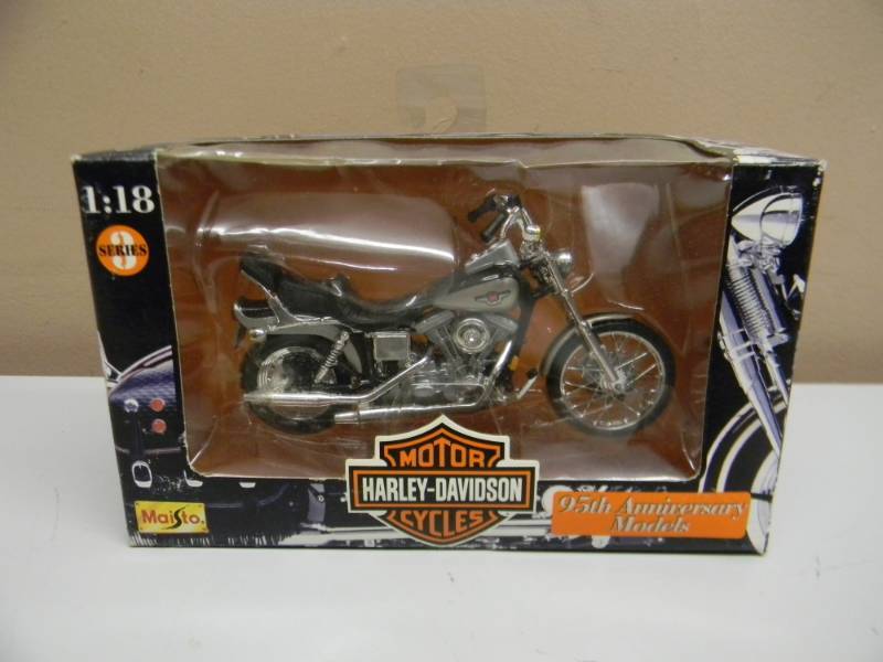 lot 12 image: MAISTO 118 SCALE DIE CAST METAL SERIES 3 1998 MODEL - STILL IN BOX - SEE PICTURES