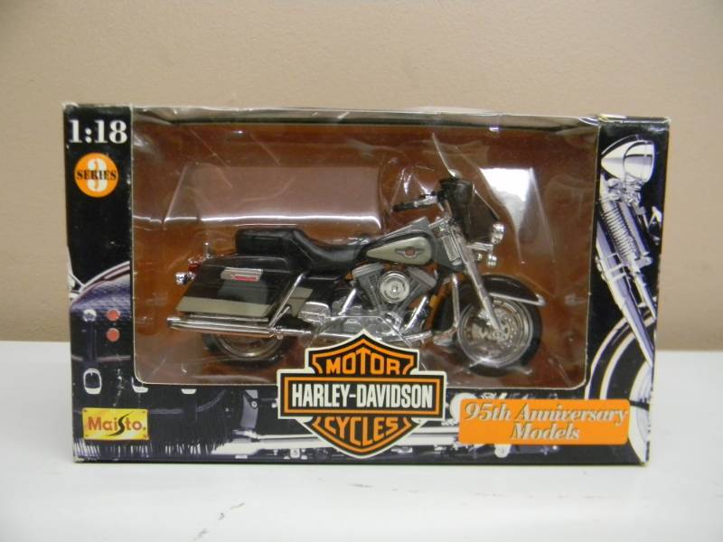 lot 13 image: MAISTO 118 SCALE DIE CAST METAL SERIES 3 1998 MODEL - STILL IN BOX - SEE PICTURES