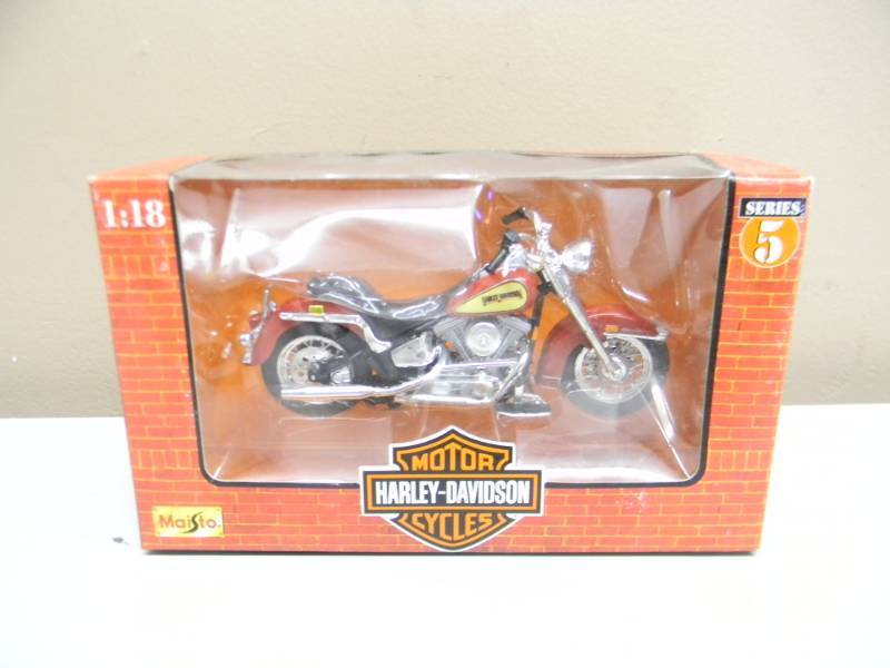 lot 14 image: MAISTO 118 SCALE DIE CAST METAL SERIES 5 1998 MODEL - STILL IN BOX - SEE PICTURES