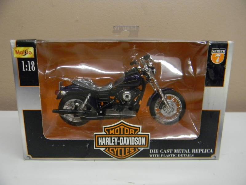 lot 20 image: MAISTO 118 SCALE DIE CAST METAL SERIES 7 2000 MODEL - STILL IN BOX - SEE PICTURES