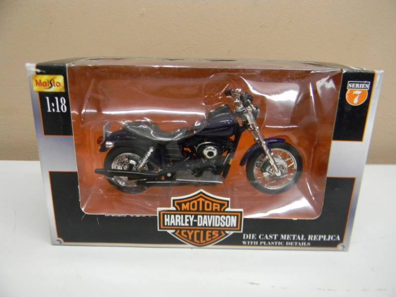 lot 21 image: MAISTO 118 SCALE DIE CAST METAL SERIES 7 2000 MODEL - STILL IN BOX - SEE PICTURES