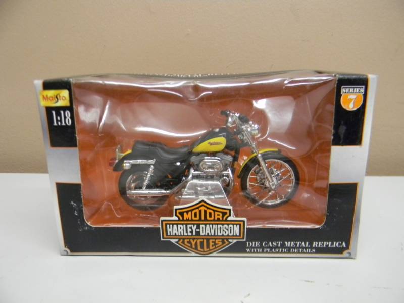 lot 22 image: MAISTO 118 SCALE DIE CAST METAL SERIES 7 2000 MODEL - STILL IN BOX - SEE PICTURES