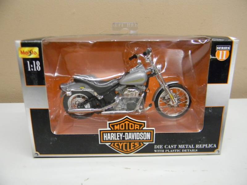 lot 29 image: MAISTO 118 SCALE DIE CAST METAL SERIES 11 2001 MODEL - STILL IN BOX - SEE PICTURES