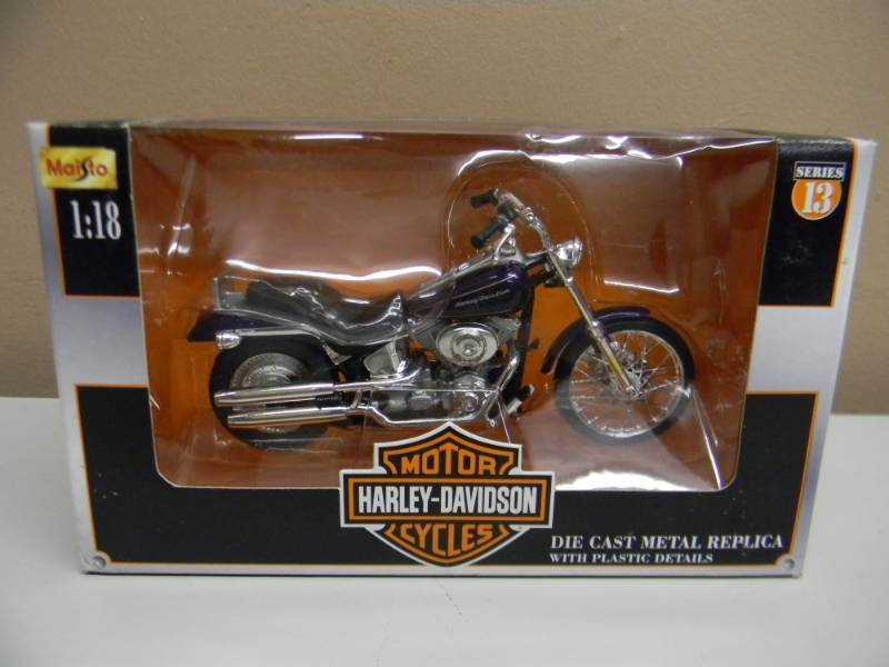 lot 31 image: MAISTO 118 SCALE DIE CAST METAL SERIES 13 2002 MODEL - STILL IN BOX - SEE PICTURES